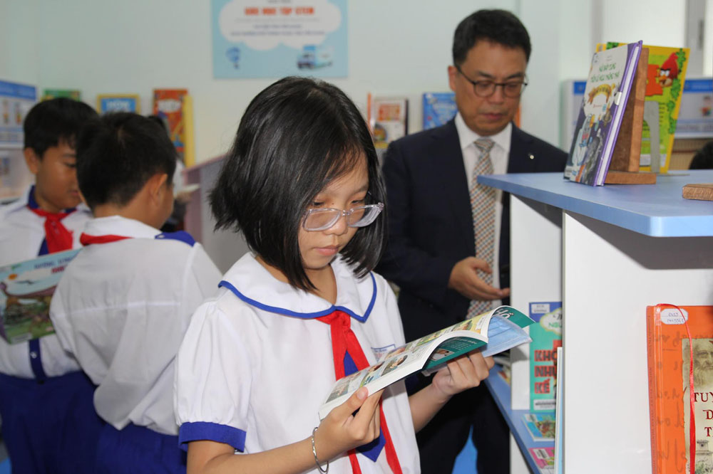 Các em học sinh đọc sách tại phòng đọc thiếu nhi Thư viện tỉnh Tiền Giang