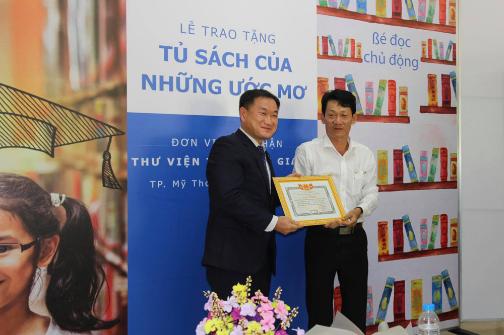 Ông Oh Tae Joon, đại diện Shinhan Finance nhận giấy khen từ Sở Văn hóa - Thể Thao và Du lịch Tiền Giang