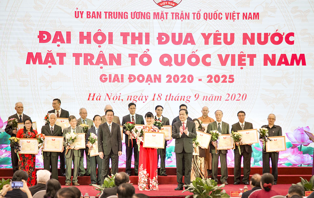 Chủ tịch HĐQT TNG Holdings Vietnam Nguyễn Thị Nguyệt Hường (đứng giữa) nhận bằng khen của Ủy ban Trung ương MTTQ Việt Nam