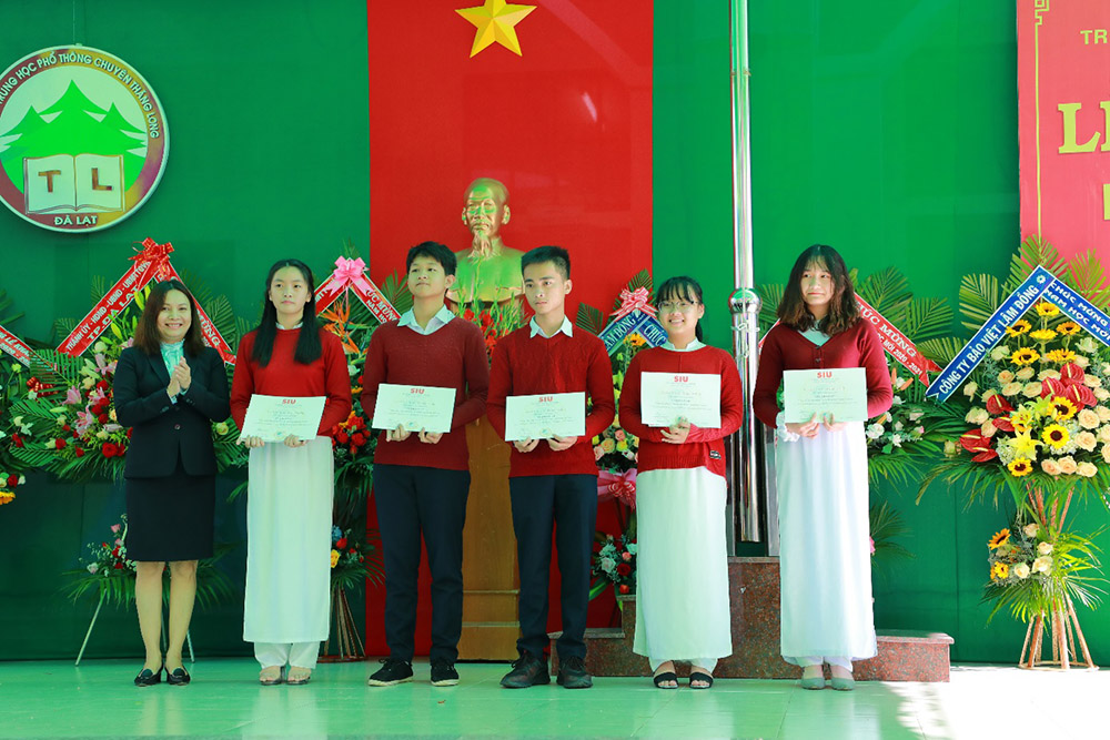 Nhiều học sinh có thành tích nổi bật của Trường THPT chuyên Thăng Long - Đà Lạt cũng được trao học bổng khuyến khích học tập từ SIU