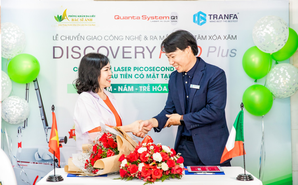 TS-BS Trần Ngọc Ánh và ông Trần Minh Thành bắt tay thỏa thuận hợp tác và tiếp nhận công nghệ
