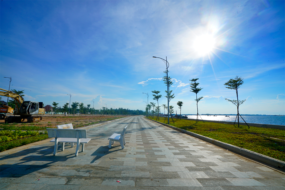 Phố đi bộ ven sông dự án Nam Hội An City được lát đá hoàn thiện