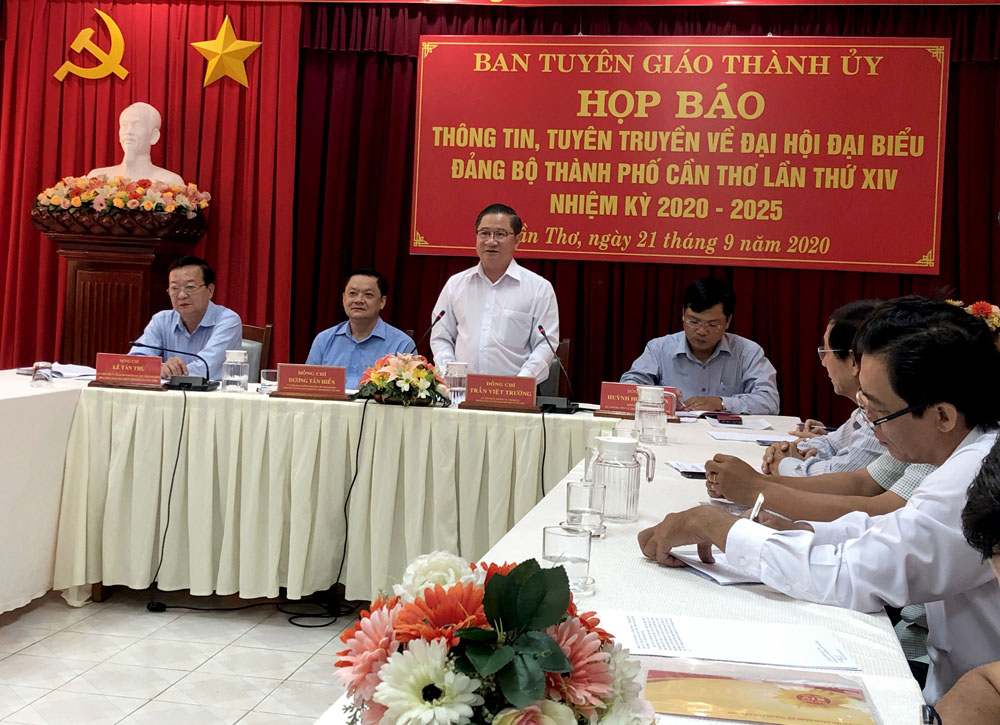 Trưởng ban Tuyên giáo Thành ủy Cần Thơ phát biểu tại họp báo Đại hội Đảng