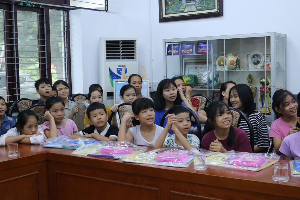 Các em nhỏ tại Làng trẻ em SOS chăm chú nghe thể lệ cuộc thi