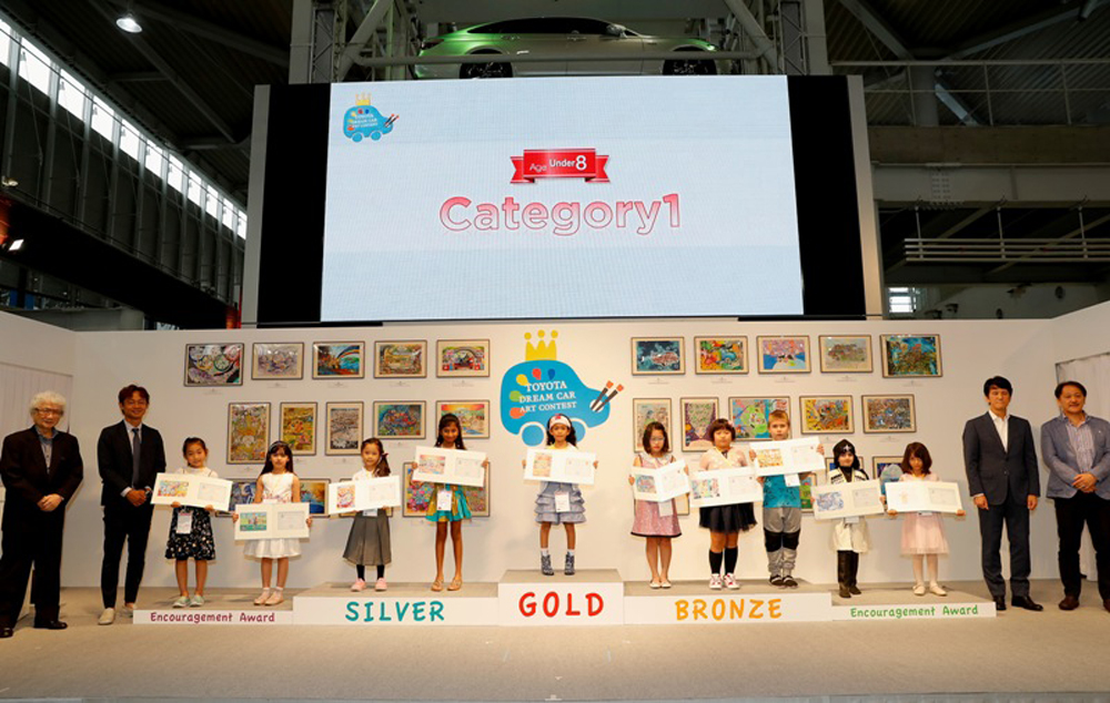 Em Vũ Trần Lý Diễm (thứ 7 từ phải sang) đạt giải Đồng cuộc thi vẽ tranh “Chiếc ô tô mơ ước” lần thứ 12 tại Tokyo, Nhật Bản