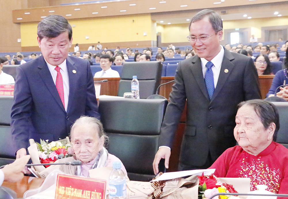 Ông Trần Văn Nam và ông Trần Thanh Liêm tặng hoa cho các Mẹ VNAH dự Đại hội