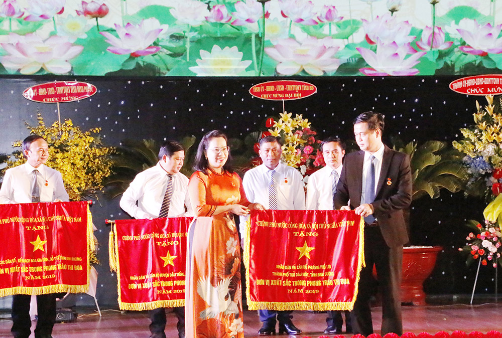 Trao cờ thi đua của Chính phủ cho nhân dân, cán bộ P.Phú Lợi (TP.Thủ Dầu Một)