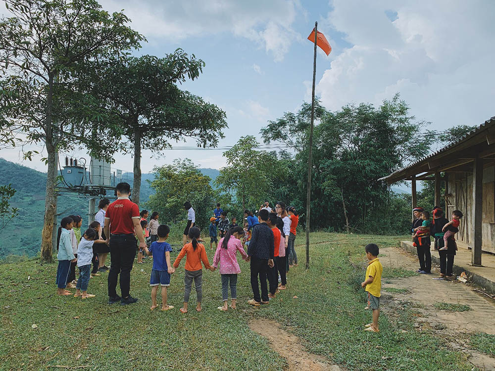 Sinh viên SIU trong chuyến đi thiện nguyện thăm và trao quà cho trẻ em nghèo vùng cao ở Hà Giang - nơi các bạn lần đầu được trải nghiệm cuộc sống cũng như những nét văn hóa rất riêng ở vùng đất này