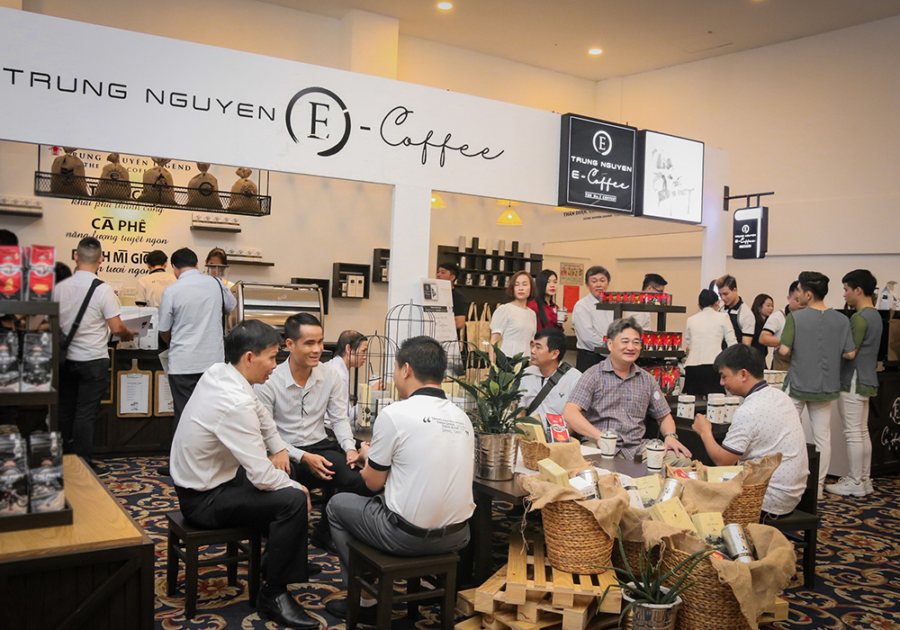 Trung Nguyên E-Coffee - Chuỗi cửa hàng bán lẻ thế giới cà phê - hội tụ tinh hoa 3 nền văn minh cà phê được xem là một trong những giải pháp kinh doanh tối đa lợi ích nhất và là sự lựa chọn hàng đầu của hơn 1.000 đối tác tại Việt Nam