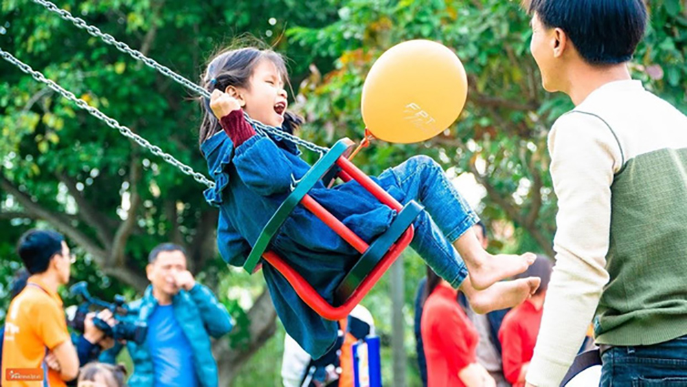 Những sân chơi với các trò chơi vận động ngoài trời giúp trẻ phát triển thể chất, hoà đồng và tự tin hơn