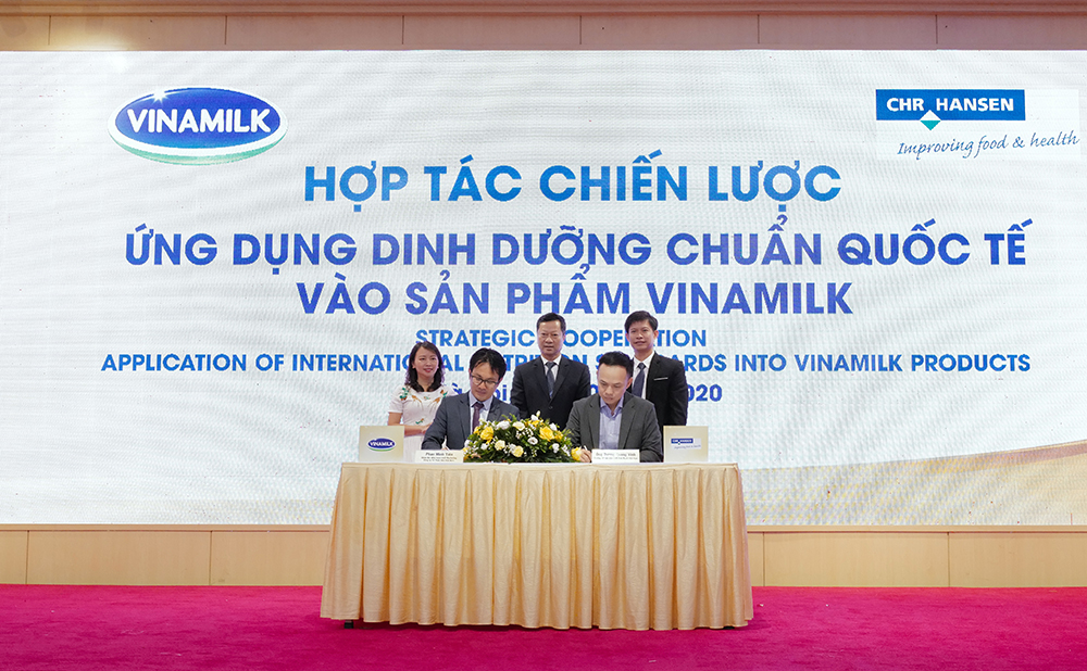 Ông Phan Minh Tiên và ông Dương Quang Vinh, Trưởng đại diện của Tập đoàn CHR Hansen tại Việt Nam thực hiện ký kết hợp tác chiến lược tại sự kiện