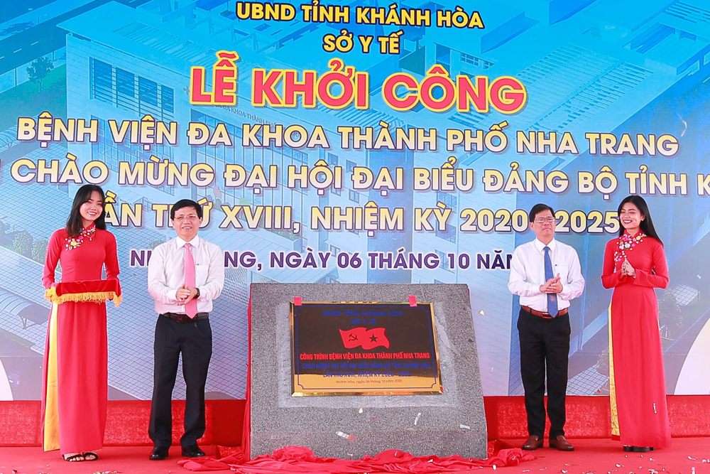 Lãnh đạo UBND tỉnh Khánh và Sở Y tế thực hiện nghi thức gắn biển công trình khởi công chào mừng Đại hội Đảng bộ tỉnh