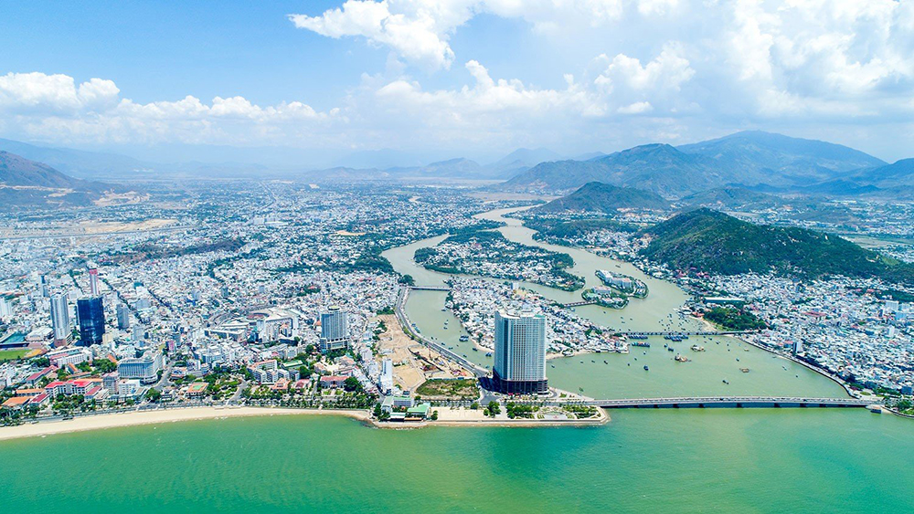 Khu vực cầu Trần Phú, nút giao với Xóm Cồn tạo thành trục đường văn hóa - du lịch - thương mại mới của thành phố biển Nha Trang
