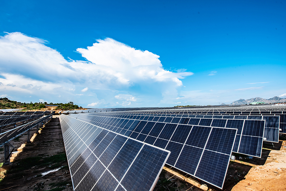 Hàng triệu tấm pin mặt trời đón nắng biến thành điện năng chuẩn bị cung cấp cho hệ thống điện lưới quốc gia