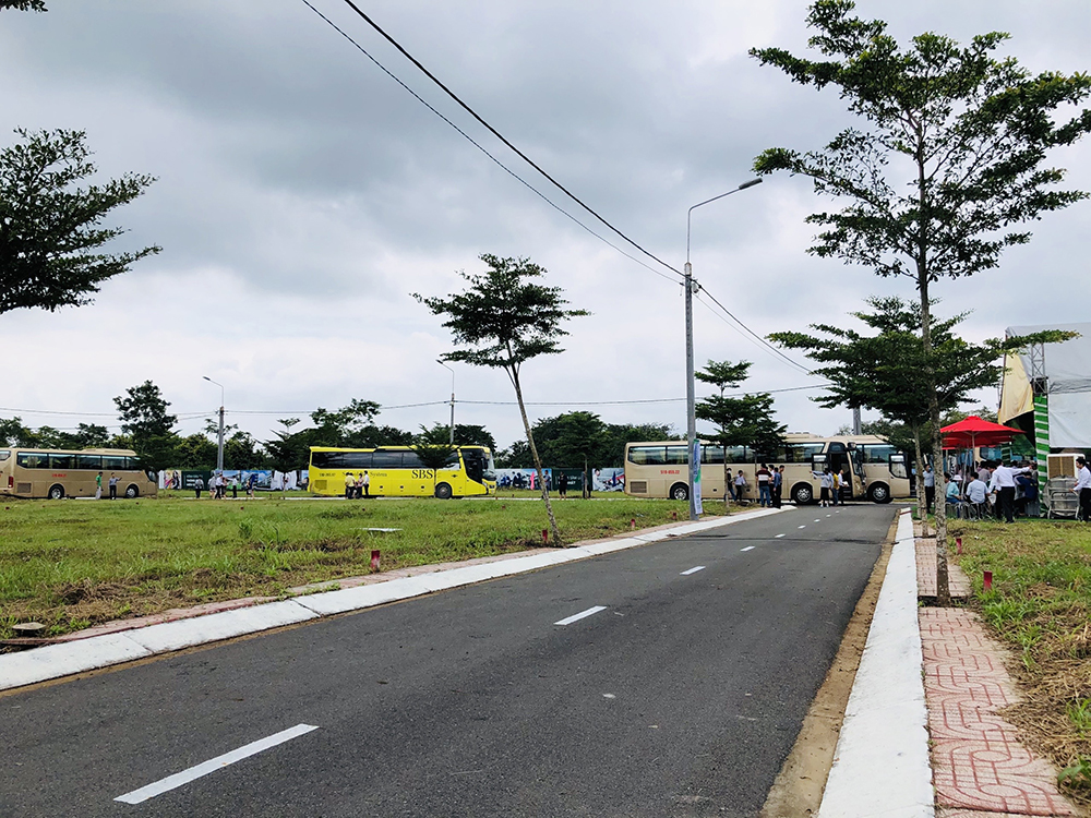 Đông đảo khách hàng đi tìm hiểu, tham quan các khu dân cư do công ty đầu tư hoàn chỉnh vệ hạ tầng, pháp lý minh bạch