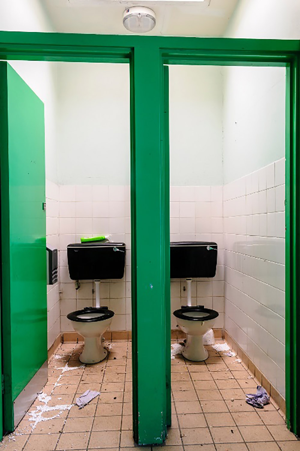 Nhà vệ sinh bẩn là “ác mộng” được tạo ra bởi nhiều hành vi kém ý thức của học sinh 