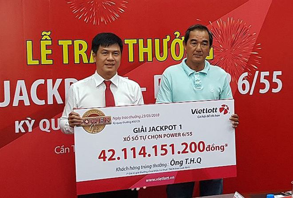 Ông T.H.Q (áo thun xanh) không đeo mặt nạ dù trúng Jackpot 1 - Power 6/55 hơn 42 tỉ đồng