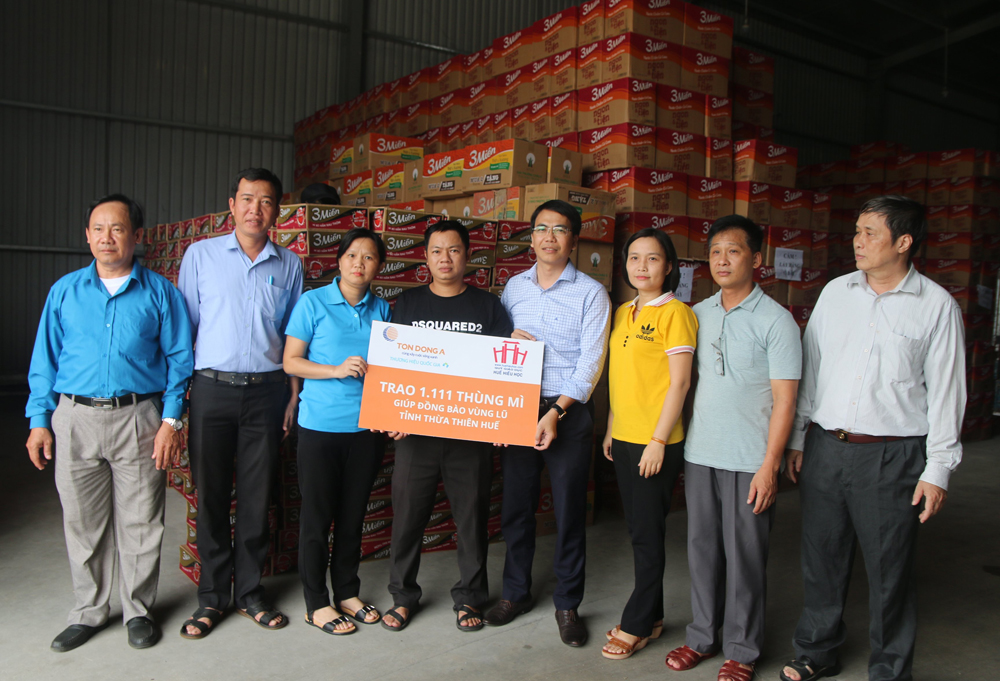 Trao tặng 1111 thùng mì giúp đỡ nhân dân tỉnh Thừa Thiên Huế vùng bị lũ lụt