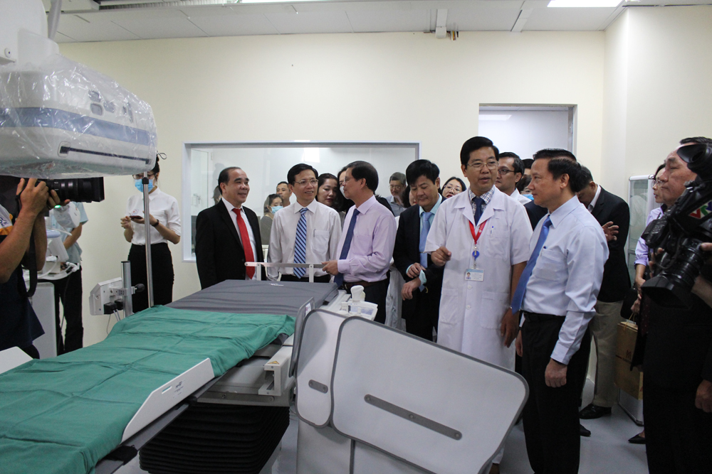 Lãnh đạo tỉnh Khánh Hòa tham quan hệ thống chụp mạch máu số hóa xóa nền  tại Bệnh viện đa khoa Khánh Hòa 