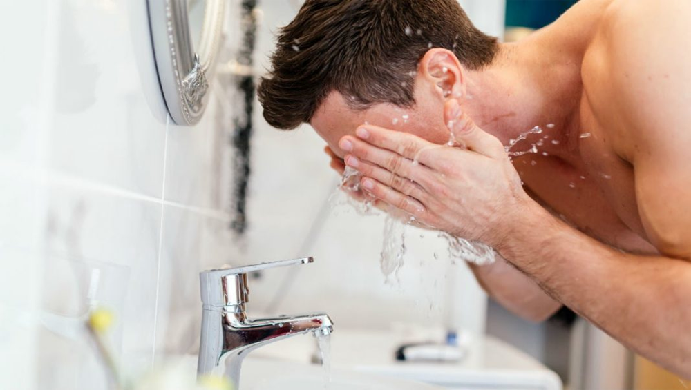 Rửa mặt đúng cách giúp làn da nam giới chống lại dấu hiệu lão hóa theo thời gian