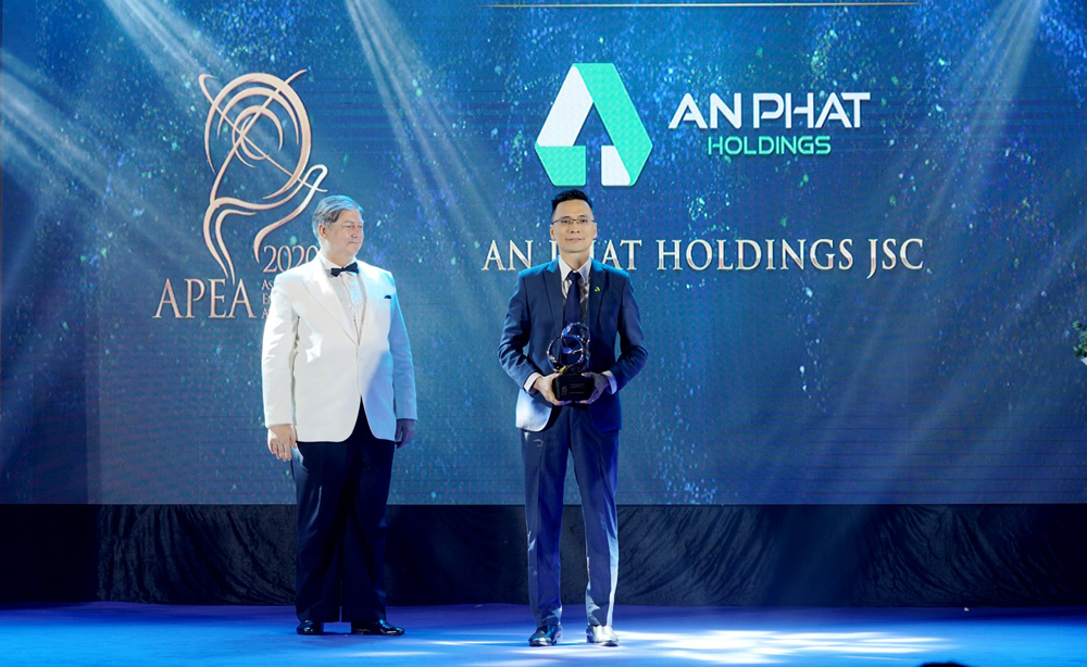 Ông Phạm Đỗ Huy Cường - Phó tổng giám đốc thường trực, Giám đốc Tài chính APH nhận giải thưởng Doanh nghiệp xuất sắc khu vực châu Á - Thái Bình Dương 2020