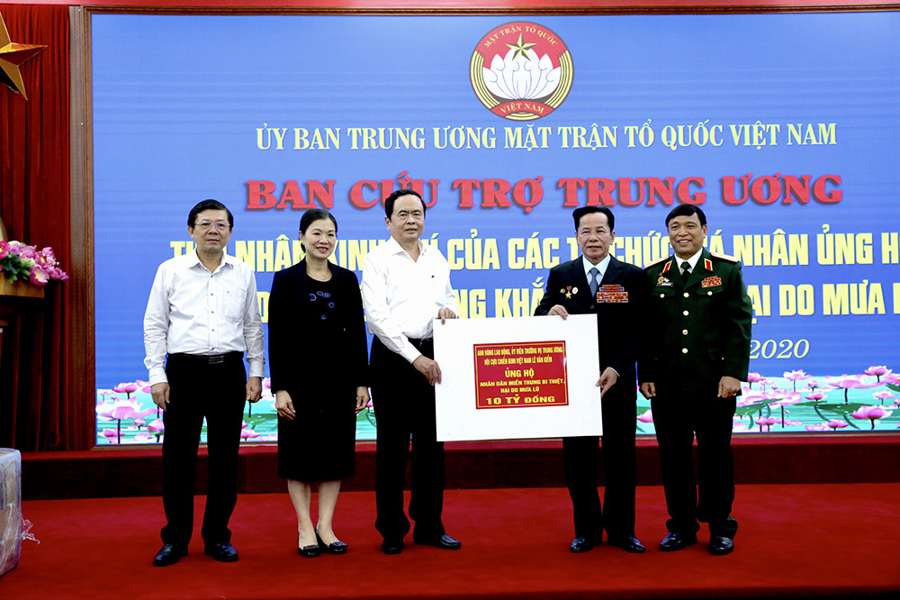 Ông Lê Văn Kiểm Chủ tịch HĐQT Công ty golf Long Thành ủng hộ 10 tỉ đồng cho người nghèo