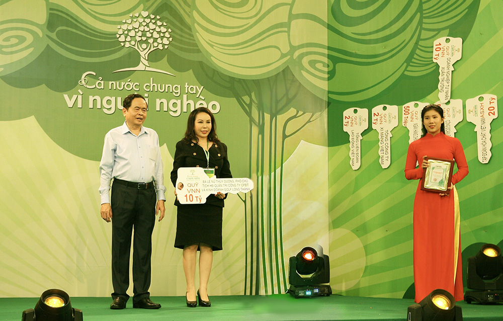 Bà Lê Nữ Thùy Dương - Phó chủ tịch Hội đồng Quản trị Công ty Golf Long Thành ủng hộ 10 tỉ đồng cho người nghèo trong cả nước