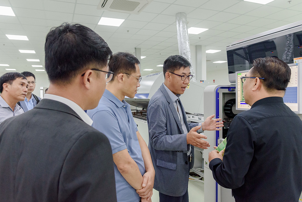 Ông Kwon Junbo, Giám đốc Nhân sự LG Electronics Hải Phòng (thứ 2 từ phải qua) tham quan dự án công nghệ cao SMT tại DITP