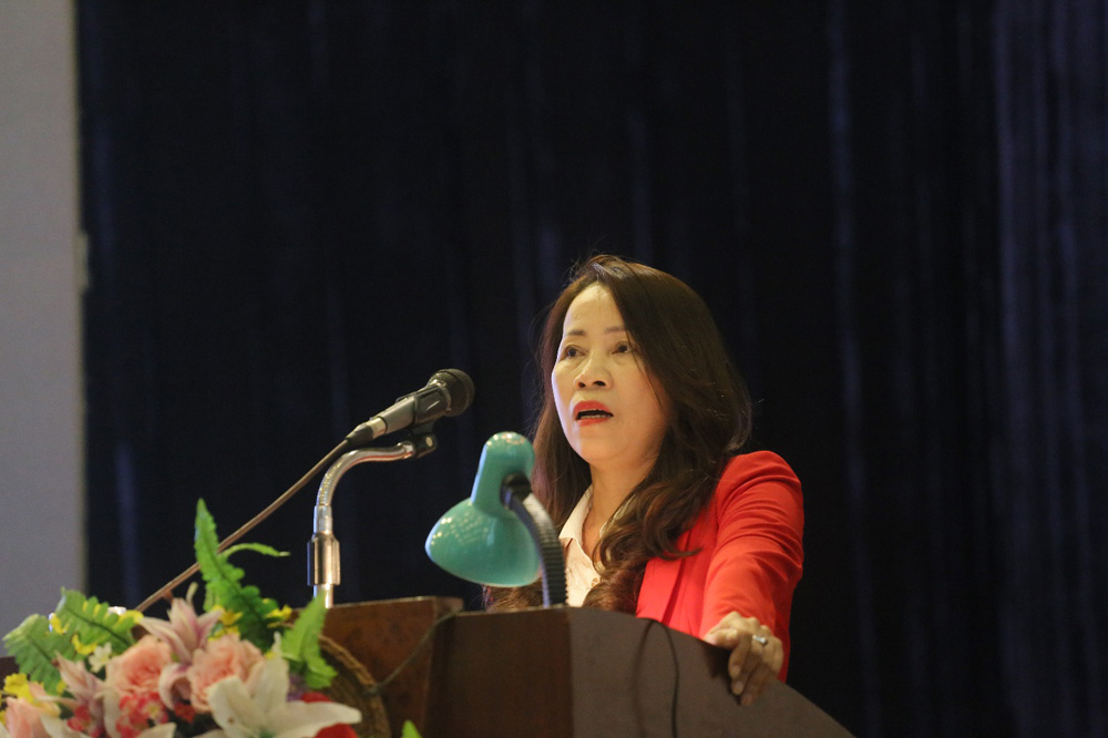 Bà Lê Thị Thêu - Hiệu trưởng Trường tiểu học Chu Văn An phát biểu tại hội nghị