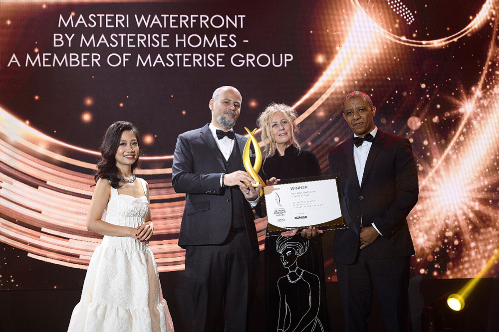 Đại diện Masterise Homes nhận giải thưởng tại Lễ trao giải PropertyGuru Vietnam Property Awards 2020