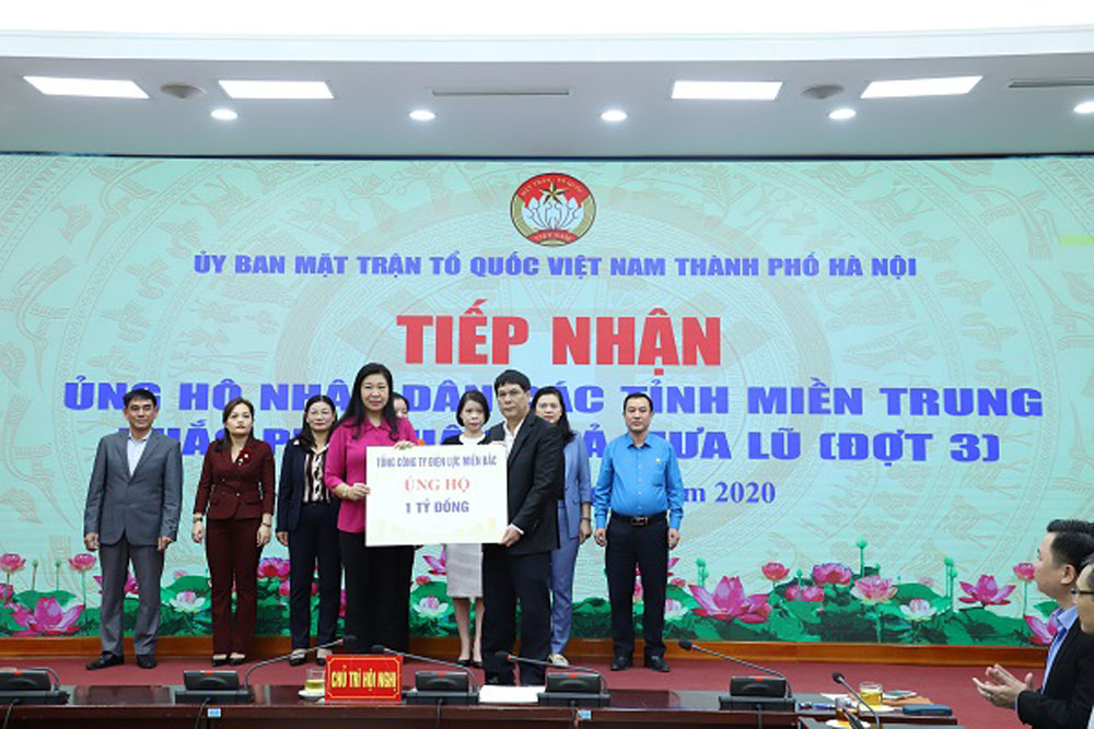 Ông Hồ Mạnh Tuấn - thành viên Hội đồng thành viên trao 1 tỉ đồng ủng hộ cho nhân dân các tỉnh miền Trung