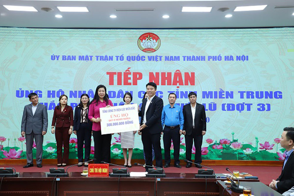 Ông Trịnh Quang Minh - Chủ tịch Công đoàn Tổng công ty trao 300 triệu đồng cho Ủy ban MTTQ thành phố Hà Nội ủng hộ Quỹ vì người nghèo