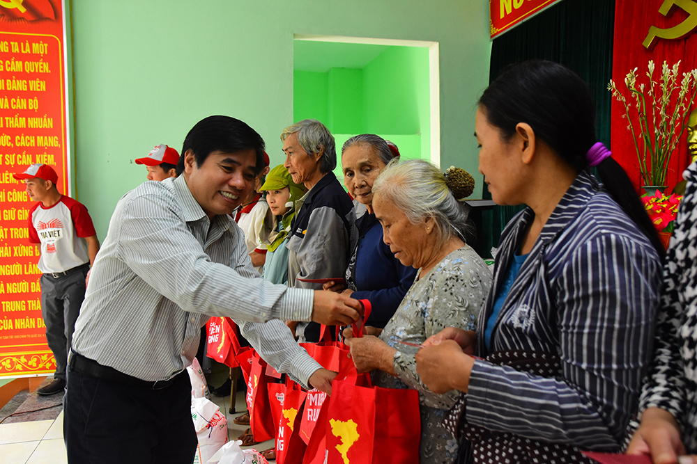 Bia Việt phối hợp cùng với chính quyền địa phương nhanh chóng trao các phần quà gồm nhu yếu phẩm và tiền mặt tới tay bà con các tỉnh miền Trung