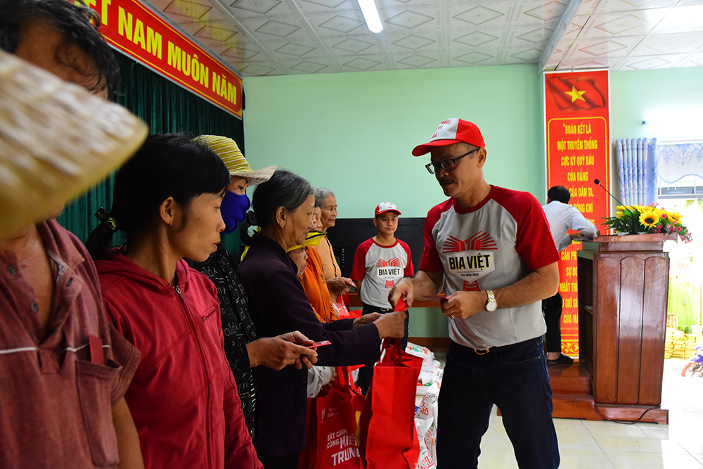 Các phần quà từ nhãn hàng Bia Việt là nhu yếu phẩm đã kịp thời mang đến các hộ gia đình tại xã Hành Tín Đông, huyện Nghĩa Hành, tỉnh Quảng Ngãi đang gánh chịu ảnh hưởng nặng nề do bão lũ. 