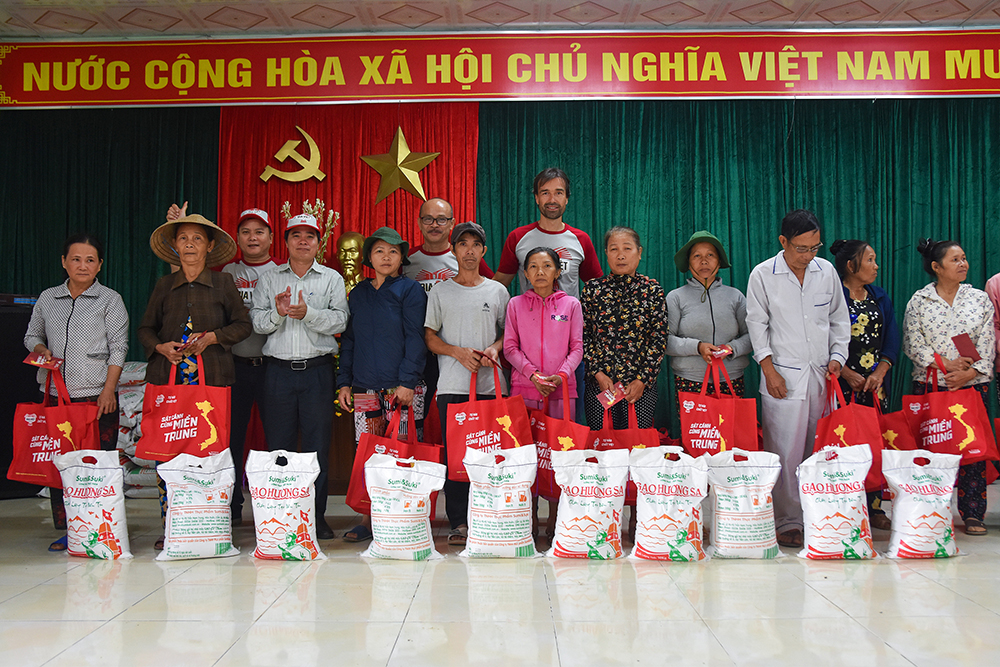 Ban giám đốc HEINEKEN Việt Nam phối hợp cùng chính quyền địa phương trao các phần quà đến các hộ ga đình tại xã Hành Tín Đông, huyện Nghĩa Hành, tỉnh Quảng Ngãi