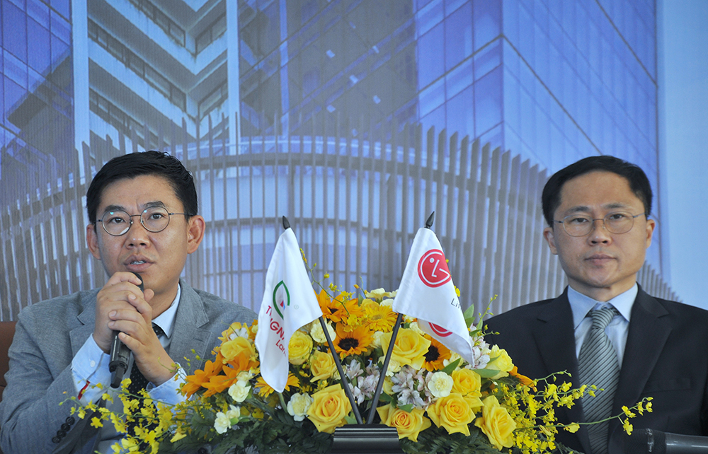 Ông Jung Seung Min, Giám đốc Trung tâm LG DCV (bên phải) và ông Kwon Junbo, Giám đốc Nhân sự LG Electronics Việt Nam Hải Phòng chia sẻ kế hoạch của LG tại Đà Nẵng
