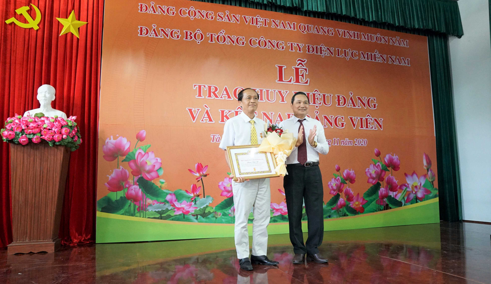 Bí thư Đảng ủy EVNSPC Nguyễn Văn Hợp trao huy hiệu 30 năm tuổi Đảng cho ông Phạm Ngọc Lễ