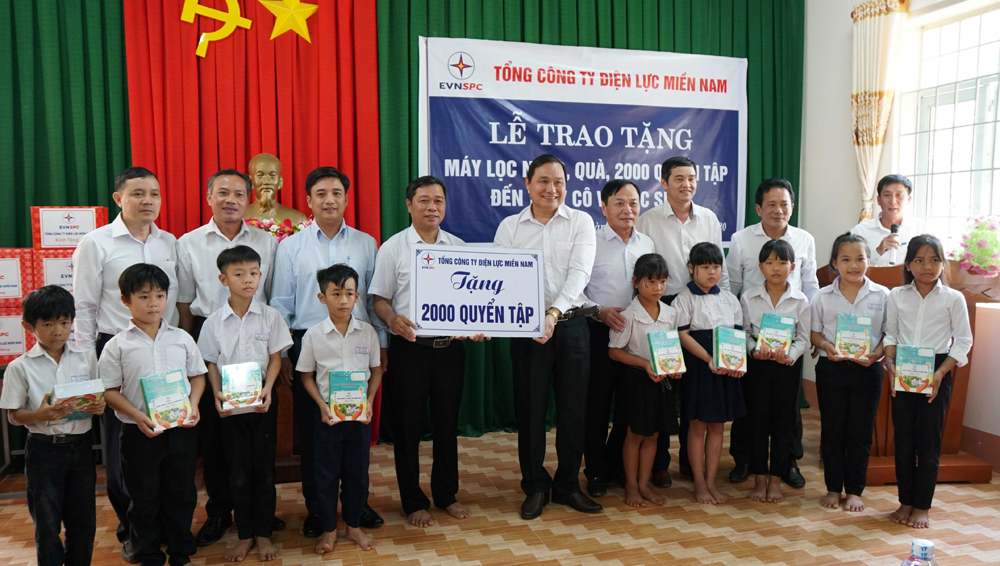 Lãnh đạo EVNSPC tặng quà cho học sinh Trường TH-THCS Lộc Ninh