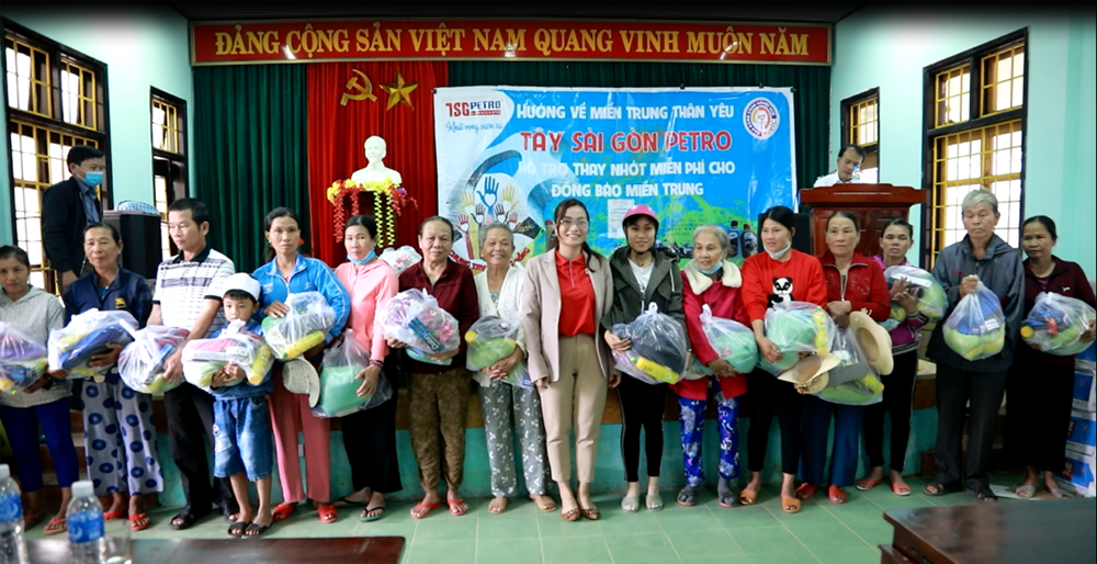Đại diện Taysaigon Petro trao quà cho người dân huyện Triệu Phong, tỉnh Quảng Trị