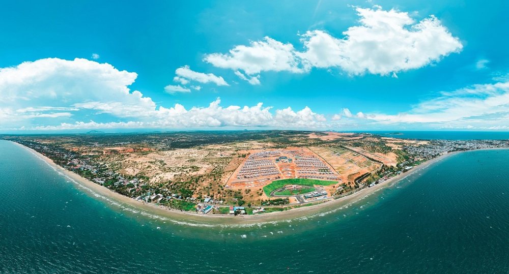 Các biệt thự tại NovaHills Mui Ne Resort & Villas mang hơi thở của biển cả được xây dựng theo mô hình biệt thự đơn lập “tựa sơn, hướng thủy”, ngay trong vịnh Mũi Né