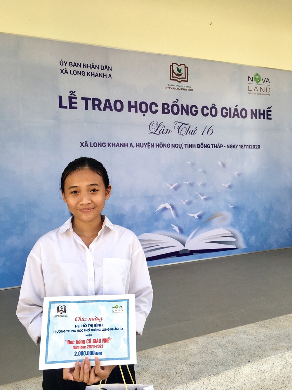 Em Hồ Thị Bình - một trong các học sinh nhận học bổng Cô giáo Nhế