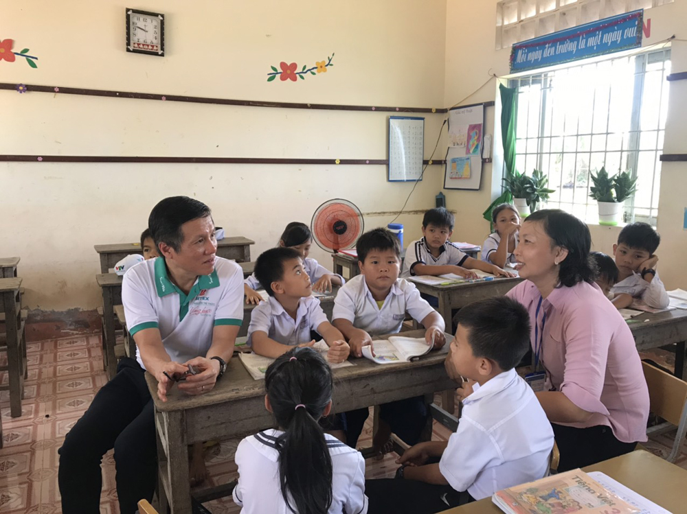 Ông Nguyễn Xuân Dũng - Chủ tịch HĐQT Công ty BITEX trong một chuyến về Bạc Liêu để chia sẻ với cô giáo Phan Thị Mai