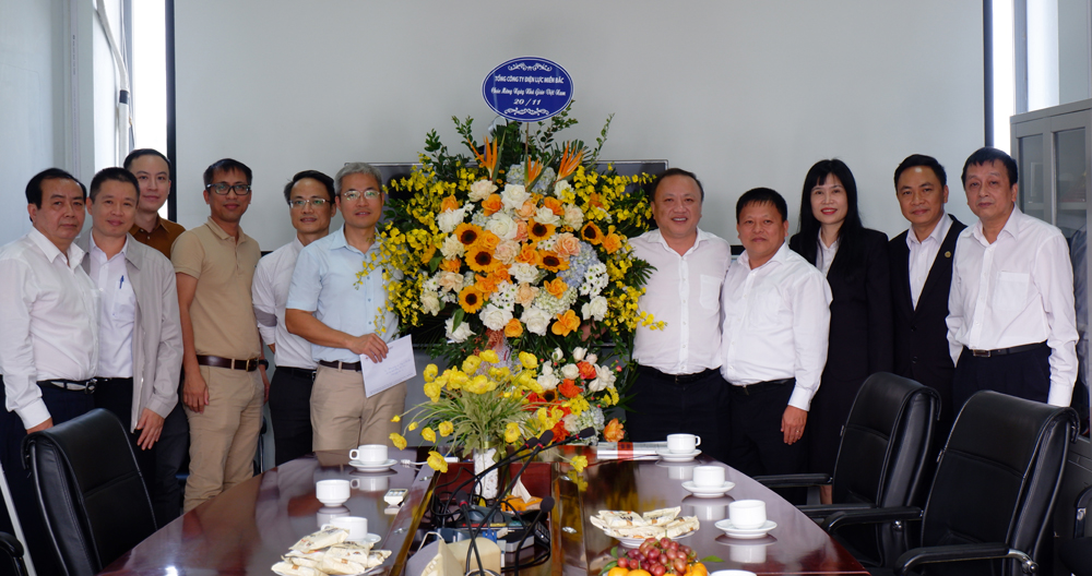 Phó tổng giám đốc EVNNPC Vũ Anh Phương tặng hoa chúc mừng các thầy, cô giáo trường Đại học Bách Khoa nhân Ngày Nhà giáo Việt Nam