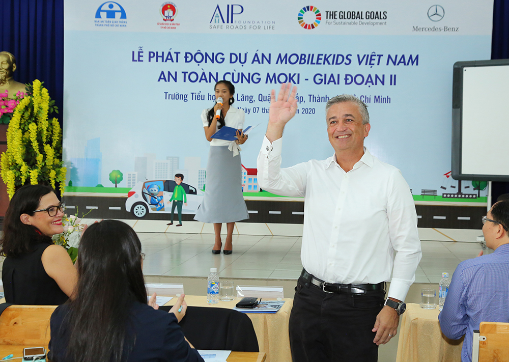 Mercedes-Benz Việt Nam đồng hàng cùng tổ chức AIP trong dự án MobileKids Việt Nam