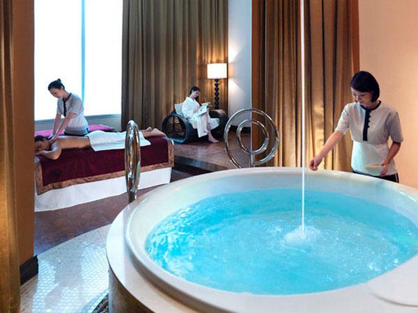 Bồn sục jacuzzi sang trọng tại spa