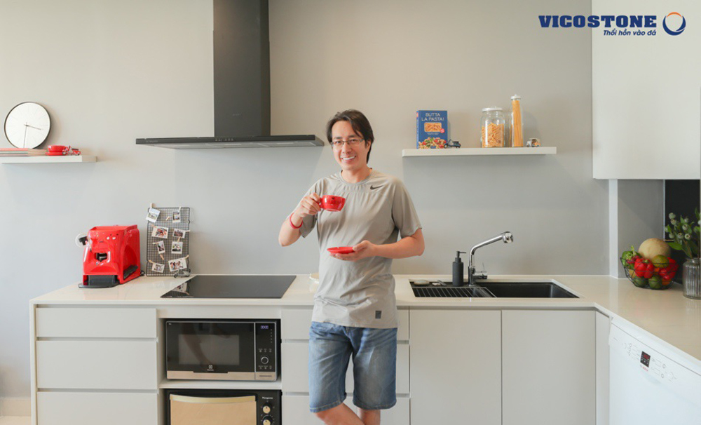 Nhà báo Trương Anh Ngọc bên căn bếp mới