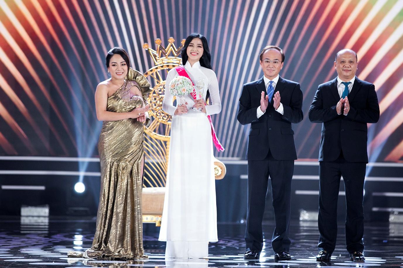 Đại diện Nhà tài trợ Kim cương AQUA Việt Nam trao cúp cho Tân Hoa hậu