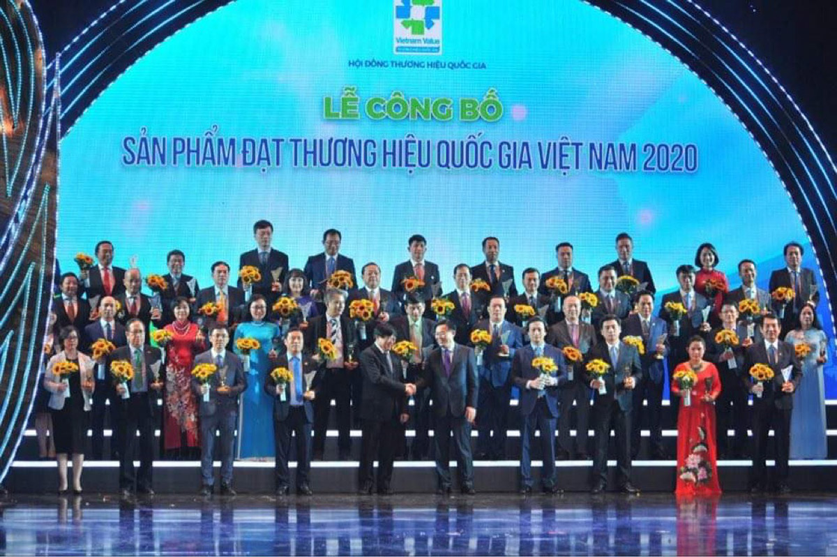 Chú thích ảnh: Ông Vương Đình Huệ, Bí thư Thành uỷ Hà Nội trao biểu trưng Thương hiệu Quốc gia 2020 cho các doanh nghiêp