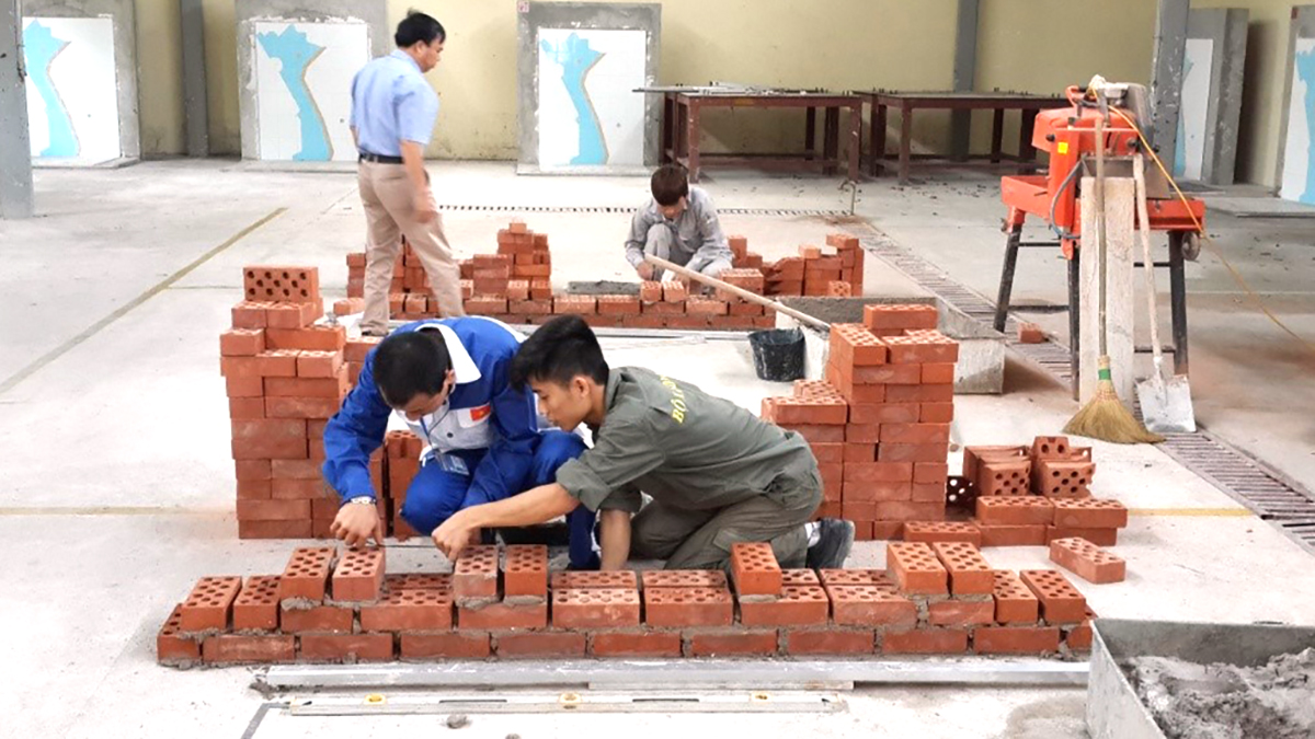 Thực hành xây gạch của học sinh Trường cao đẳng nghề Xây dựng công trình đô thị. Ảnh: Trần Long