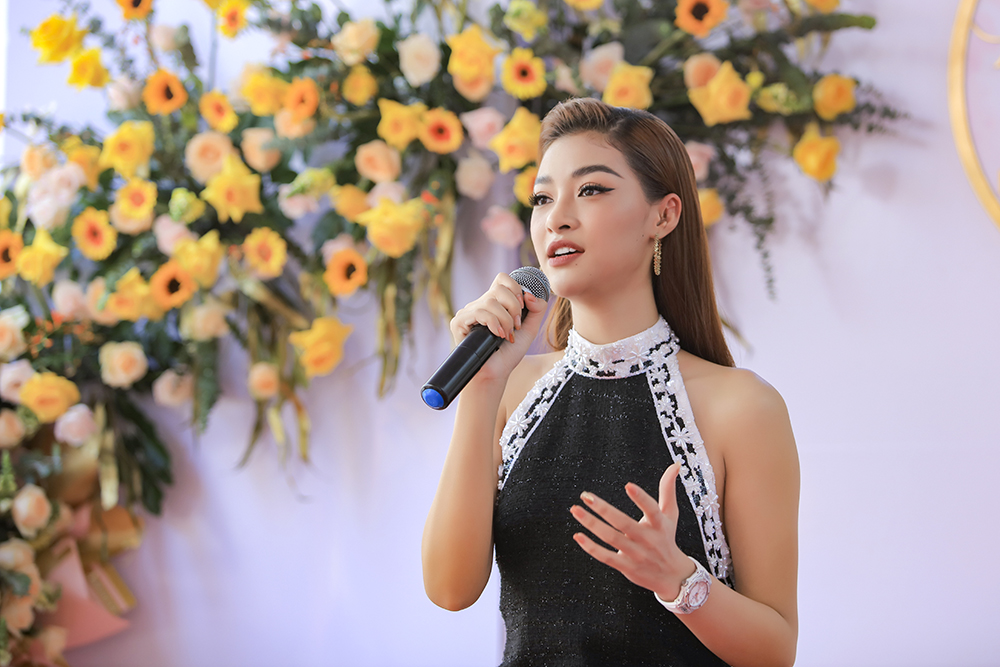 Ca sĩ Á hậu Lona Kiều Loan tại buổi lễ khai trương